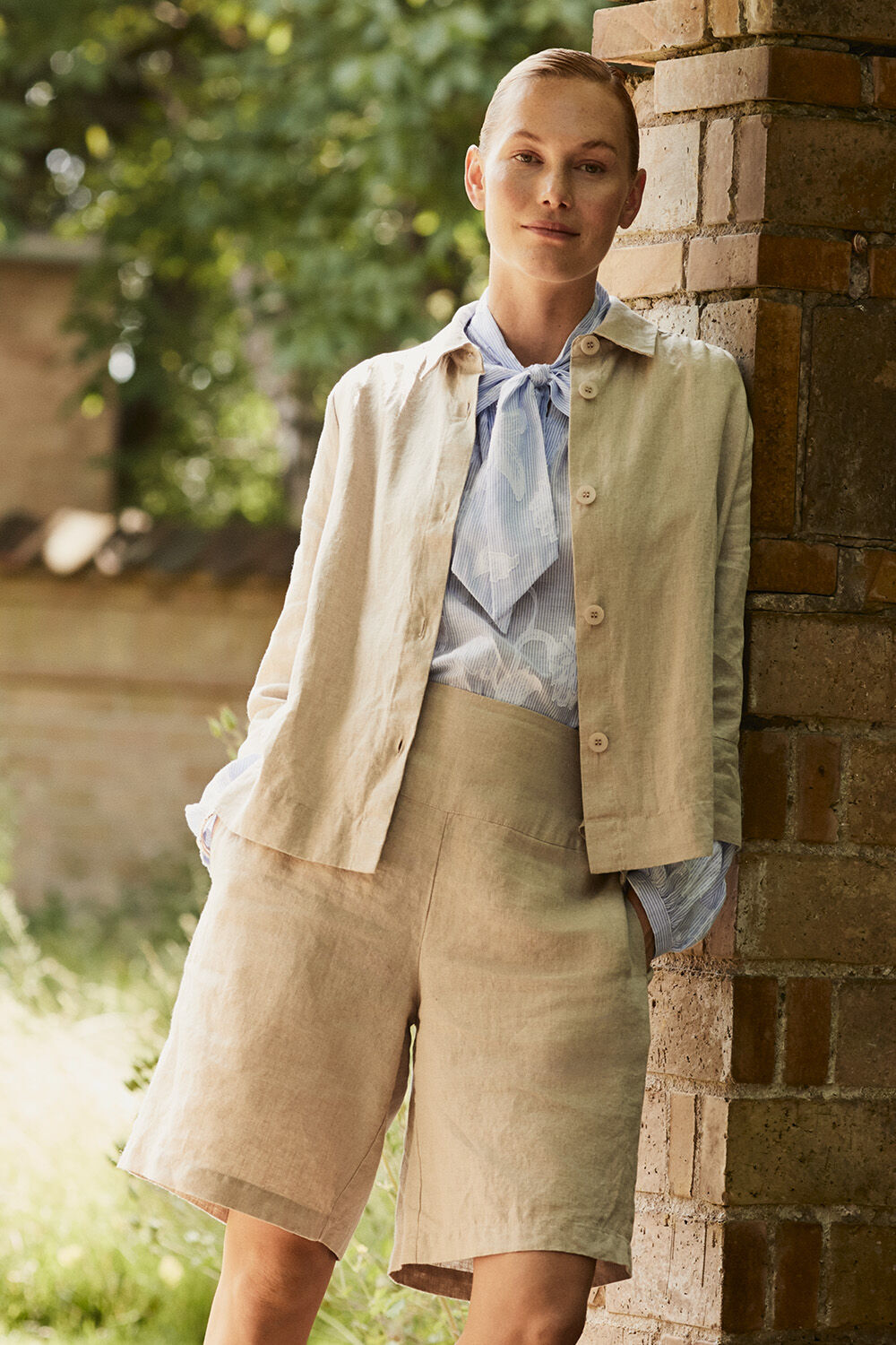Leinenhemdjacke mit 3/4-&Auml;rmeln - Natural, Baumwollbluse mit Bindeband am Hals - Placid Blue, Leinenshorts Mit Gesmoktem Gummizug Hinten - Natural