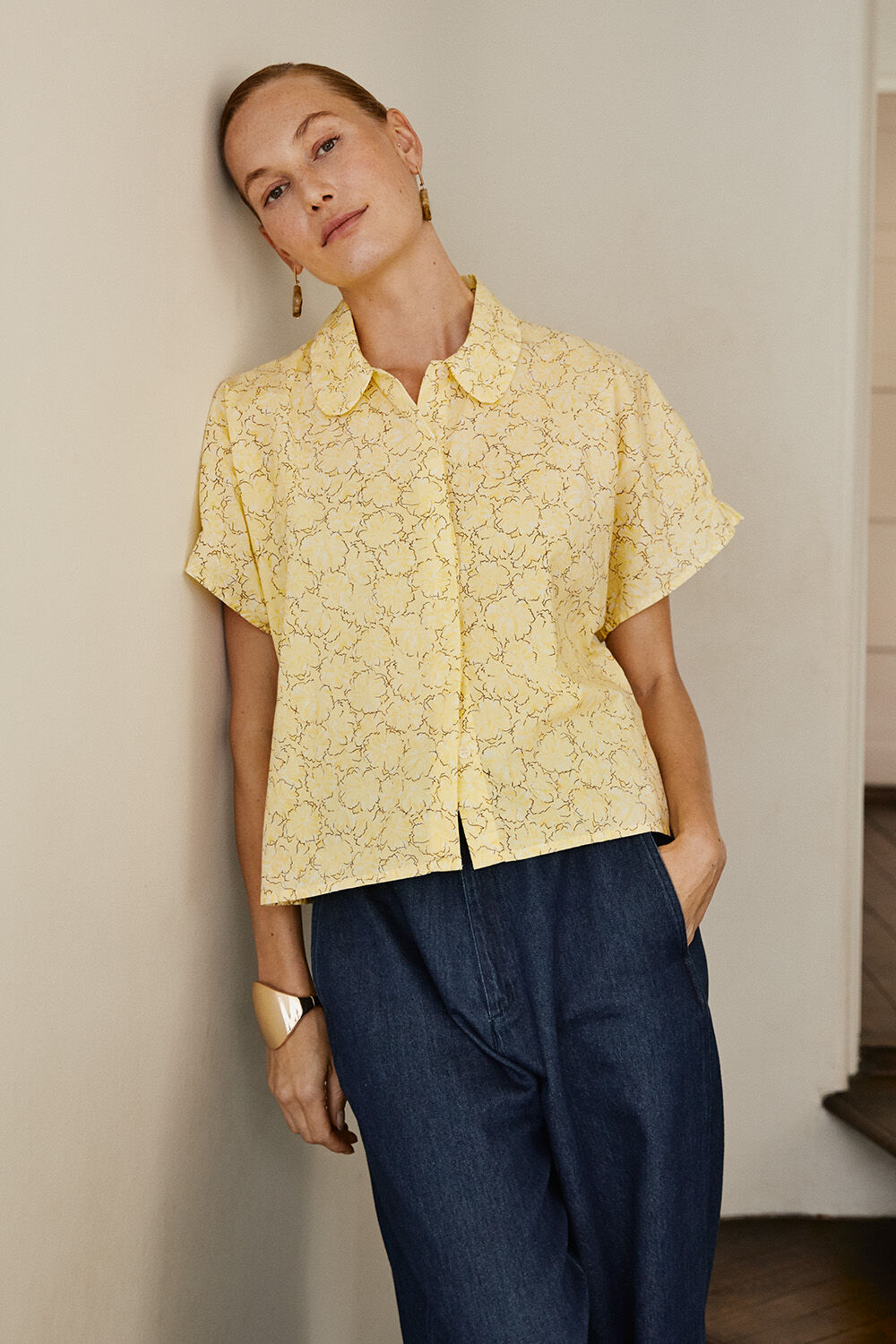 Indorix Skjorta - Lemonade, Pantsia Jeans - Dark Denim, Revlina &Ouml;hrh&auml;ngen - Beige, Rivula B&auml;lte - Black